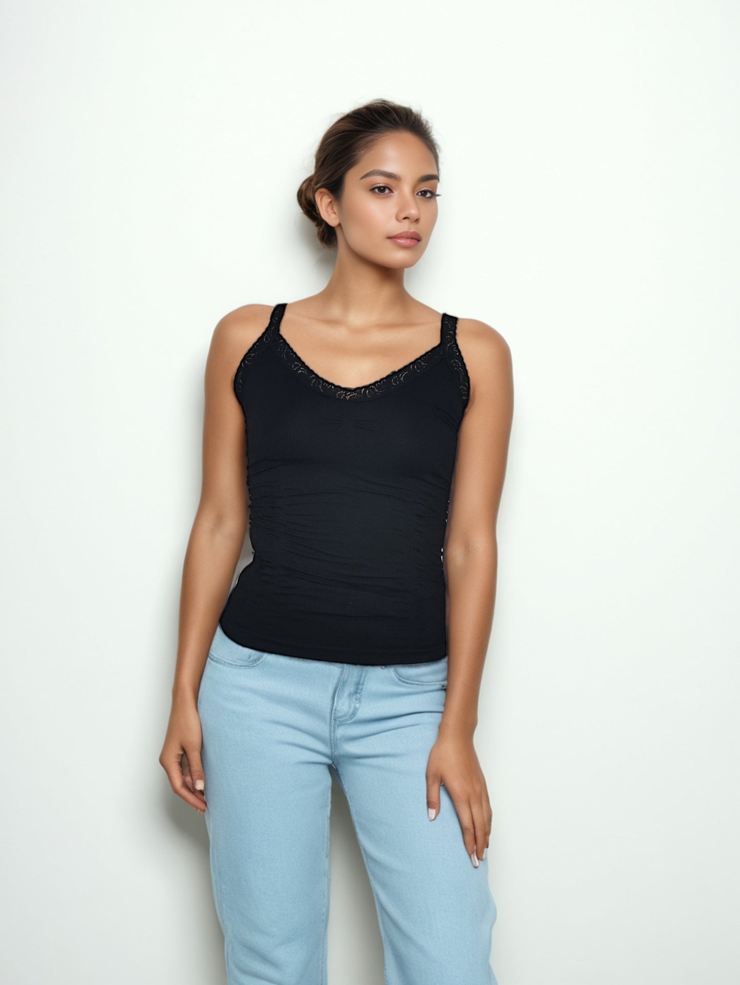 BLUSA BÁSICA CON DETALLES Y ENCAJE