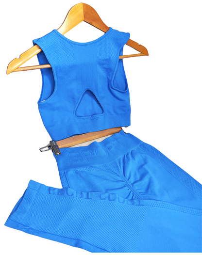 CONJUNTO LISO CON LOGO SPORT LEGGING CON PUSH UP + TOP CON ABERTURA