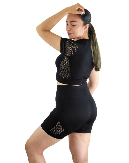 CONJUNTO PERFORADO SHORT + CROP TOP